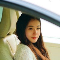 女生开车头像真实照片 靓丽美丽女生带眼镜霸气开车