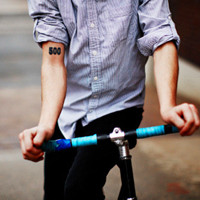 好看有意境的骑单车的男生头像