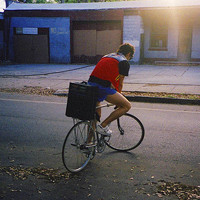 好看有意境的骑单车的男生头像