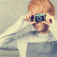 男生拿相机头像_男生手拿相机头像