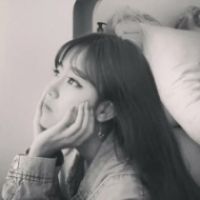 黑白女生头像高冷 把孤独喂好