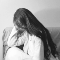 黑白女生头像高冷 把孤独喂好