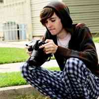 男生拿相机头像_男生手拿相机头像