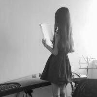 黑白女生头像高冷 把孤独喂好