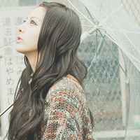 打伞的女孩微信头像_唯美雨中打伞的漂亮女孩微信头像图片