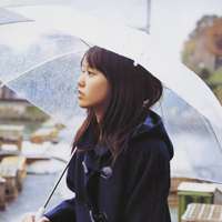 打伞的女孩微信头像_唯美雨中打伞的漂亮女孩微信头像图片