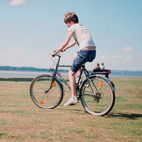 好看有意境的骑单车的男生头像