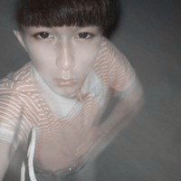 黑白条纹衣服男生头像