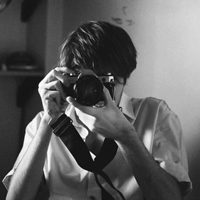 男生拿相机头像_男生手拿相机头像