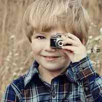 男生拿相机头像_男生手拿相机头像