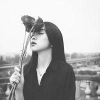 黑白女生头像高冷 把孤独喂好