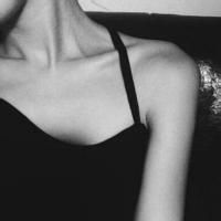 黑白女生头像高冷 把孤独喂好