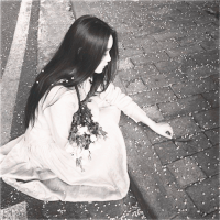 黑白女生头像高冷 把孤独喂好