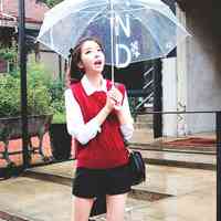 打伞的女孩微信头像_唯美雨中打伞的漂亮女孩微信头像图片