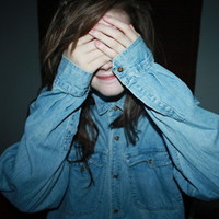 用手遮脸的漂亮女生头像