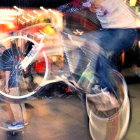 好看有意境的骑单车的男生头像