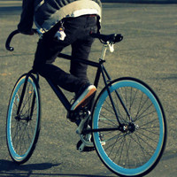 好看有意境的骑单车的男生头像