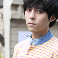 黑白条纹衣服男生头像