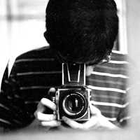 男生拿相机头像_男生手拿相机头像