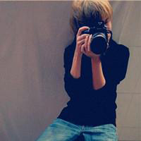 男生拿相机头像_男生手拿相机头像