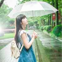 打伞的女孩微信头像_唯美雨中打伞的漂亮女孩微信头像图片