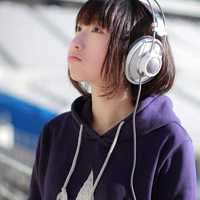 女生戴耳机头像_唯美好看的女生带耳机头像