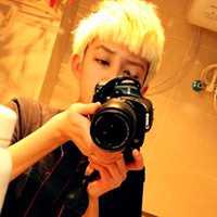 男生拿相机头像_男生手拿相机头像