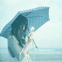 打伞的女孩微信头像_唯美雨中打伞的漂亮女孩微信头像图片