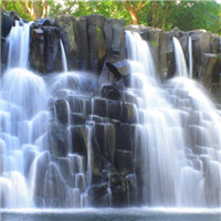 飞流湍急的瀑布美景图片