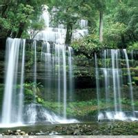 飞流湍急的瀑布美景图片