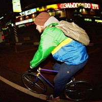 好看有意境的骑单车的男生头像