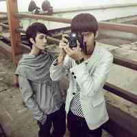 男生拿相机头像_男生手拿相机头像