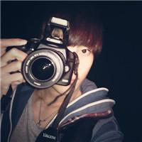 男生拿相机头像_男生手拿相机头像