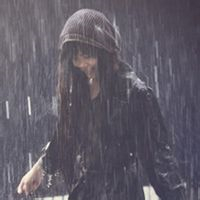 雨中微信头像女_雨中飘荡我们的回忆