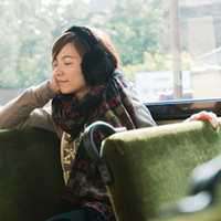 女生戴耳机头像_唯美好看的女生带耳机头像