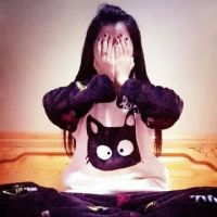 坐着捂脸的情侣微信头像一男一女