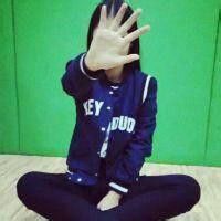 坐着捂脸的情侣微信头像一男一女