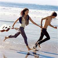 一起在海边跑步的浪漫情侣头像