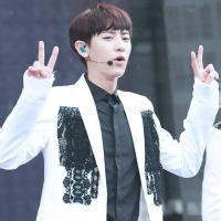 很酷好看的微信头像剪刀手男生图片