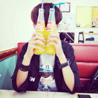 坐着捂脸的情侣微信头像一男一女