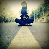 坐着捂脸的情侣微信头像一男一女