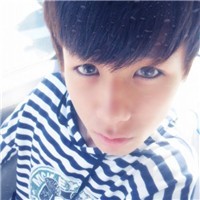 黑白条纹衣服男生头像