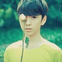 男生拿玫瑰花的头像 我是你的玫瑰花