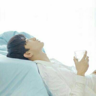 白衬衣小清新男生头像_阳光和白衬衣还有帅气的你