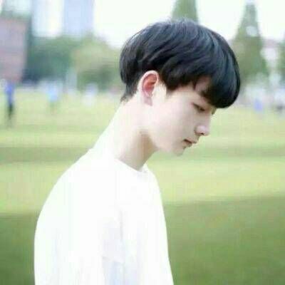 白衬衣小清新男生头像_阳光和白衬衣还有帅气的你