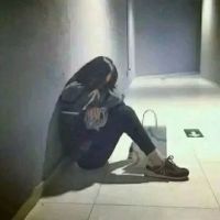 坐着捂脸的情侣微信头像一男一女