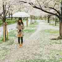 打伞的女孩微信头像_唯美雨中打伞的漂亮女孩微信头像图片