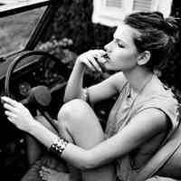 女生叼烟霸气头像 嘴边叼烟寂莫仍在