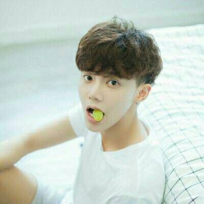 白衬衣小清新男生头像_阳光和白衬衣还有帅气的你