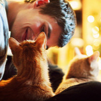 男生头像抱着宠物